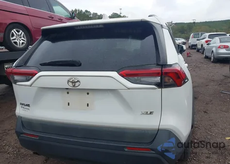 2019 Toyota Rav4 Xle z USA, uszkodzony, nr VIN 2T3W1RFV8KW038251